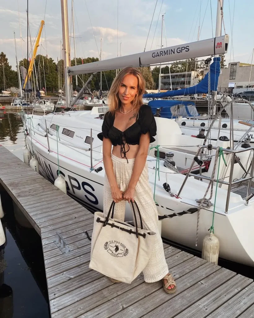 Halter Summer Crop Top Outfits 2026: Fresh Styling Ideas You’ll Actually Want to Wear