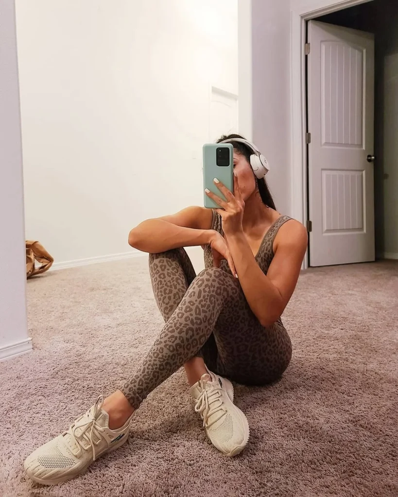 Fall Outfits With Leggings And Sneakers 2026: 25 Comfortable and Stylish Looks to Copy